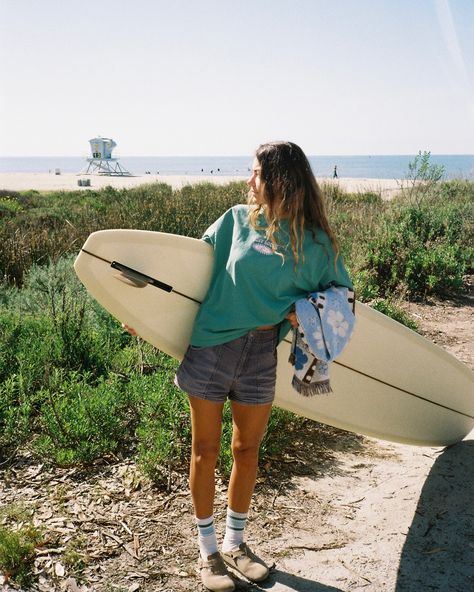 Surfer Girl Aesthetic Outfit, Surf Style Outfits, Surf Girl Outfits, Surf Girl Aesthetic, California Beach Girl, Surfer Clothes, Surfer Outfit, Surfer Girl Outfits, Beachy Clothes