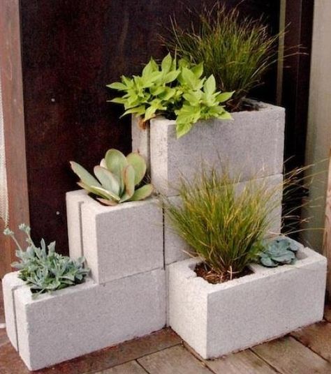 Curbside Appeal, Creative Planters, Moderne Have, Budget Landscaping, Planters Outdoor, Cement Patio, Concrete Patios, Balcony Decoration, Cinder Blocks