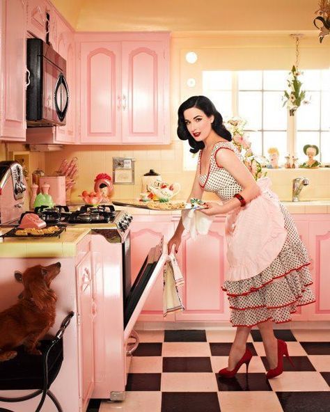 Pink Retro Kitchen, Burlesque Vintage, Vintage Housewife, Casa Vintage, Vintage Lifestyle, Domestic Goddess, Instyle Magazine, I Love Pink, Dita Von