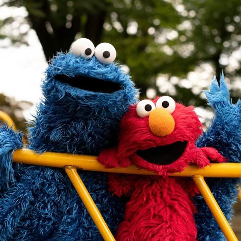 Cursed Elmo, Cookie Monster And Elmo, Cookie Monster Wallpaper, Elmo Wallpaper, Elmo And Friends, Elmo And Cookie Monster, Elmo Sesame Street, Sesame Street Muppets, Cartoon Wallpaper Hd