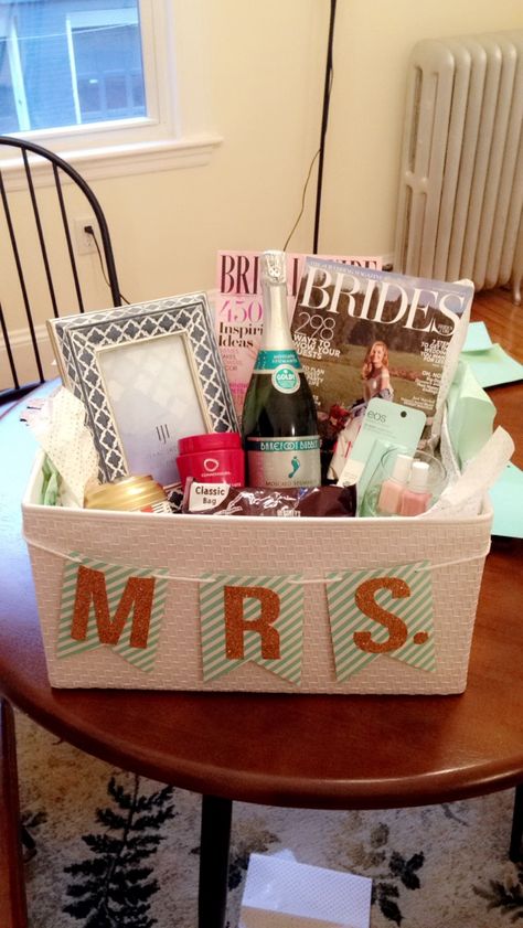 Diy Bride Gift Basket, Engagement Party Basket Gift, Happy Engagement Gift Basket, Engagement Diy Gifts, Engagement Basket For Bride, Bride Basket Gift Ideas, Bride To Be Basket, Engagement Gift Basket Ideas, Engagement Basket Ideas