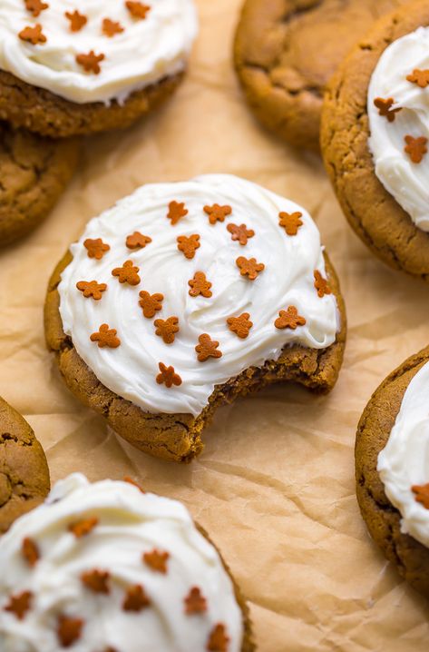 Easy Gingerbread Cookie Recipe, Frosted Gingerbread, Easy Gingerbread Cookies, Crumble Cookie Recipe, Baker By Nature, Cookies Holiday, Christmas Baking Recipes, Ginger Bread Cookies Recipe, Christmas Cooking