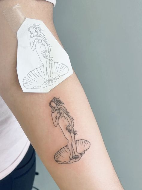 Minimalist Aphrodite Tattoo, Birth Of Venus Tattoo Outline, Venus Shell Tattoo, Classical Art Inspired Tattoos, Aprodithe Tattoo, Reverie Tattoo, Aphrodite Tattoo Simple, Aethstetic Tattoo, Back Tattoo Fine Line