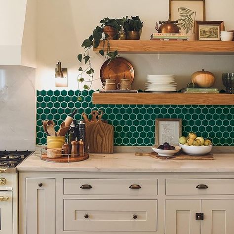 Sticky Tile Backsplash, Hexagon Kitchen Backsplash, Green Hexagon Tile, Sticky Tile, Tiles For Kitchen Backsplash, Green Kitchen Walls, Funky Kitchen, Two Tone Kitchen Cabinets, Tile Stickers Kitchen