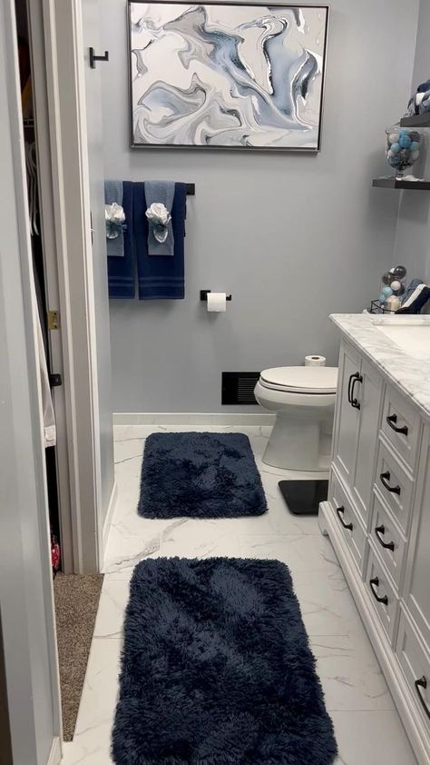 Black Blue Bathroom, Navy Blue Bathroom Decor, Navy Blue Bathrooms, Girl Apartment Decor, Bathroom Decor Themes, Blue Bathroom Decor, Interior Design Per La Casa, Restroom Decor, Apartment Living Room Design