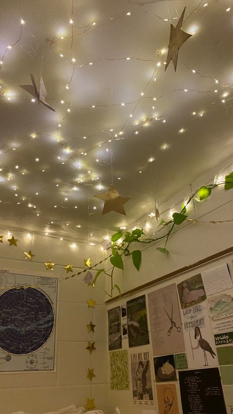 Simple Ideas For Room Decoration, Star Fairy Lights Bedroom, Star Themed Room Aesthetic, Star Bedroom Aesthetic, Hippy Bedroom Ideas, Space Room Aesthetic, Scrapbook Decoration Ideas, Cute Led Lights, Star Room Decor