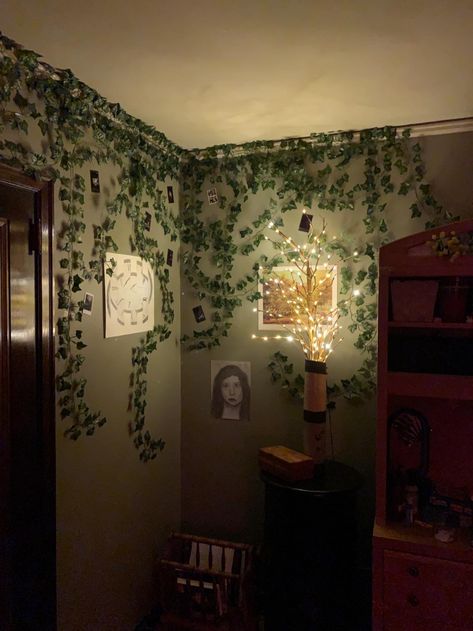 Faux Ivy Wall Leave Hanging Wall Decor, Vine Wall Decor Living Rooms, Ivy Garland Decor Ideas, Ivy Home Decor, Wall Plants Decoration, How To Hang Leaves On Wall, Green Leaf Room Decor, Bathroom Ivy Decor, Faux Leaf Wall Decor