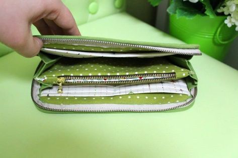 Zipper Wallet Diy, Wallet Pattern Free, Wallet Diy, Wallet Sewing Pattern, Sew Wallet, Women Picture, Diy Sewing Tutorials, Simple Wallet, Sac Diy