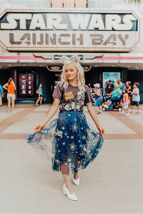 girl standing up with hands on skirt Disney Black Outfit, Star Wars Tshirt Outfit, Fashion Disney Outfits, Galaxies Edge Outfit, Womens Disney Outfit, Star Wars Nite Outfits, Disneyland Dress Outfit, Star Wars Outfits Women Casual, Looks Disney Park