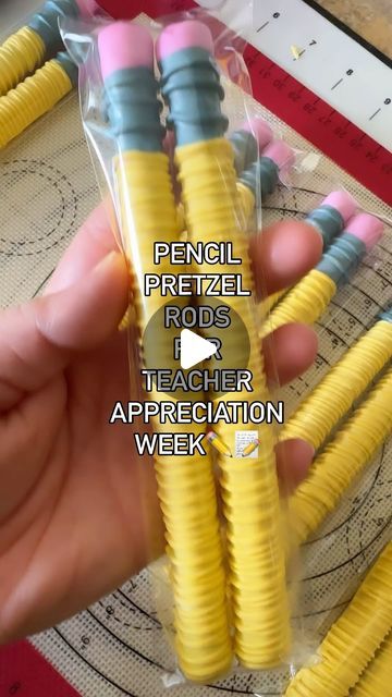 Sweets R Poppin’ | Angelica on Instagram: "Starting on the Teacher Appreciation treats with Pencil Pretzel Rods!✏️📝  I used @stoverandcompany Sweet Shoppe Ultra White and colored it with @colour.mill Yellow and Lemon and Hot Pink for the chocolate coating.  Then I used @poppypaints in Black and White and mixed the two to get the gray!  #teacherappreciation #teachergifts #chocolatedipped #chocolate #chocolatecovered #chocolovers #chocolatecoveredpretzels #pretzels #chocolatepretzels #smallbusiness #spotsylvania #spotsylvaniava #fredericksburgva #sweetsrpoppin #treatmaker #dippedtreats #supportsmallbusiness #virginia #treats #gifts #tutorial #tutorials #backtoschool #teacherappreciationgift #teacherappreciationweek #teacherappreciationgifts #teachersappreciationtreats #teachergift #pretzelr Pencil Chocolate Covered Pretzels, Soccer Pretzel Rods, Treats For Teachers Appreciation, Back To School Chocolate Covered Oreos, Back To School Pretzel Rods, Back To School Teacher Snacks, Back To School Pretzels, White Chocolate Covered Pretzel Rods, Pencil Treat Bags