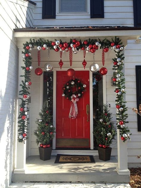 Outdoor Christmas Diy, Outside Christmas Decorations, Front Door Christmas Decorations, Beautiful Christmas Decorations, Christmas Front Doors, Christmas Porch Decor, Christmas Decorations Diy Outdoor, Outdoor Christmas Lights, Decorating With Christmas Lights