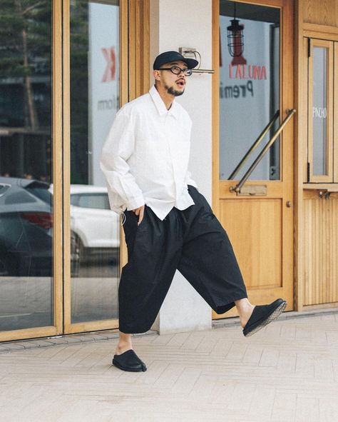 Oversize Pants Outfit For Men, Men Japanese Fashion, Oversized Mens Outfit, Baloon Pant Outfits Men, Japanese Mens Style, Japanese Style Outfits Men, Japan Street Style Mens, Oversized Pants Outfit Men, Balloon Pants Outfit Men