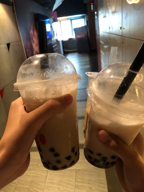 Bubble Milk Tea Aesthetic, Bubble Tea Pictures, Bubble Tea Snap, Milk Tea With Friends, Boba With Friends, Milktea Aesthetic, Milk Tea Aesthetic, Boba Tea Aesthetic, Big Snacks