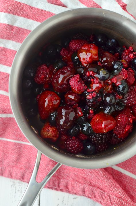 Triple Berry Syrup! The perfect topping for french toast, pancakes, ice cream and more! Low-sugar and packed with antioxidants. #glutenfree #vegan #vegetarian | www.delishknowledge.com Frozen Berry Recipes, French Toast Toppings, Berry Syrup, French Toast Pancakes, Berry Pancakes, Vegan French Toast, Compote Recipe, Pancake Toppings, Fruit Sauce