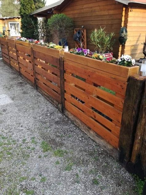 Pallet Fence Diy, Wood Pallet Fence, Pallet Projects Garden, Diy Garden Fence, Pallet Fence, Diy Fence, Backyard Diy Projects, Backyard Fences, Backyard Projects