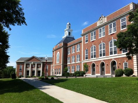 High School In America, School Exterior, Usa School, Story Script, Boarding School Aesthetic, School Places, School Building Design, Schools In America, Building Aesthetic