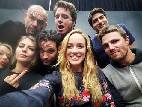 Oliver LOOK AT YOUR SISTER!!! Legends Of Tomorrow Cast, Arrow Memes, Oliver Queen Arrow, Legends Of Tommorow, Arrow Cast, Sara Lance, Arrow Verse, Arrow Cw, Caity Lotz