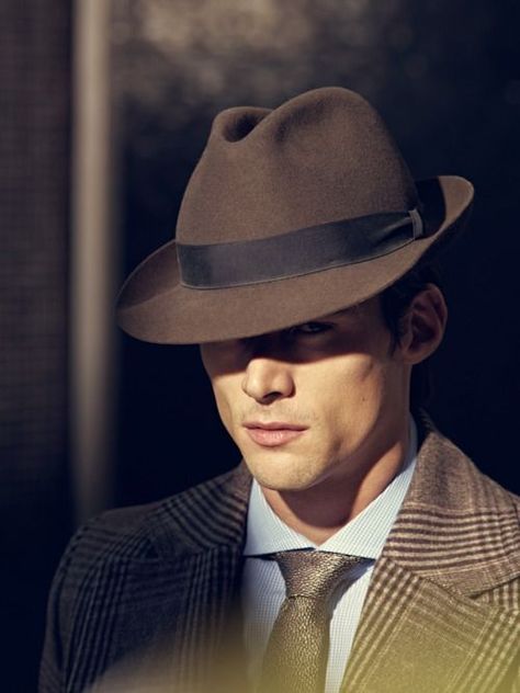 Hat Men Outfit, Man In A Suit, Mens Hats Fashion, Sharp Dressed Man, Well Dressed Men, Gentleman Style, Fedora Hat, Hat Fashion, Men Dress