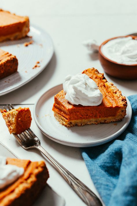 INCREDIBLE 1-Bowl Pumpkin Pie with Salted Cashew-Oat Crust! Naturally sweetened, BIG flavor, SO creamy! #plantbased #glutenfree #minimalistbaker #pumpkin #pie #recipe Pumpkin Pie Vegan, Oat Crust, Pumpkin Filling, Vegan Pumpkin Recipes, Vegan Pumpkin Pie, Pumpkin Pie Recipe, Minimalist Baker, How To Make Pumpkin, Pumpkin Pie Recipes