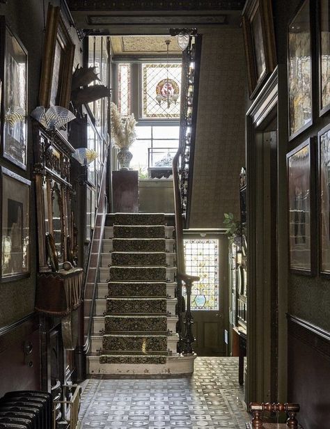 1920s Hallway, Entrance Staircase, Hallway Interior, Case Minecraft, Victorian Style House, Townhouse Interior, Aesthetic Interior, Victorian Townhouse, Entryway Inspiration