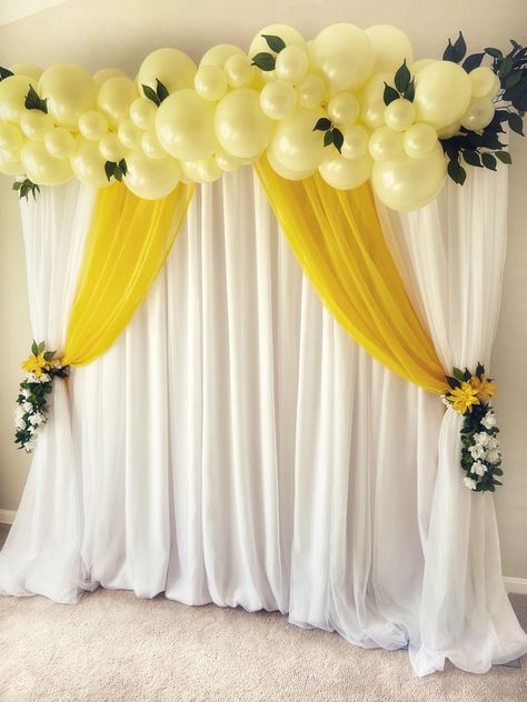 The bright, colorful backdrop is gorgeous! The green leaves compliment the yellow balloons perfectly! Use this backdrop at your next brunch or summer event. To see more decorations or book our services, please click on the link below. Haldi Backdrop, Drátěná Socha, Haldi Ceremony Decorations, Simple Stage Decorations, Birthday Decorations At Home, Wedding Background Decoration, Simple Birthday Decorations, Desi Wedding Decor, Mehndi Decor