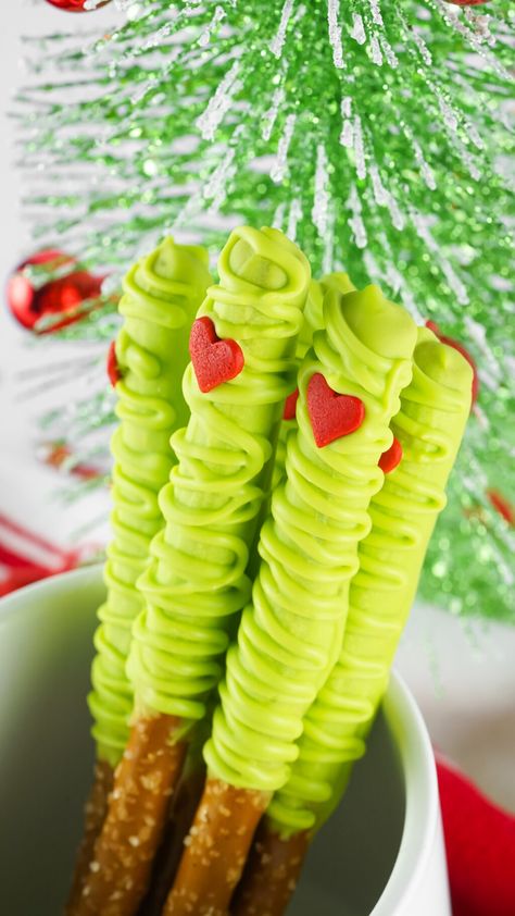 Grinch Treat Bags, Grinch Pretzel Rods, Grinch Pretzels, Classroom Snacks, Grinch Cake, Grinch Cookies, Grinch Christmas Party, Xmas Treats, Grinch Party