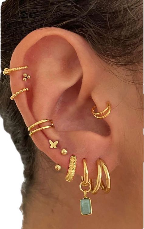 Summer Earring Stack, Earing Stack Gold, Ears Piercing Ideas, Gold Earrings Stack, Trendy Ear Piercings, Ear Piercing Inspiration, Gold Earring Stack, Ear Stacks, Earring Stacks