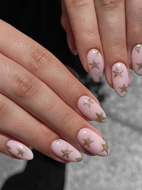 17 Glimmering New Years Nails That'll Have You Party-Ready - Brit + Co Christmas Nails Easy, Festival Nails, Star Nails, New Year's Nails, Girls Nails, Xmas Nails, Dream Nails, Funky Nails, Makati