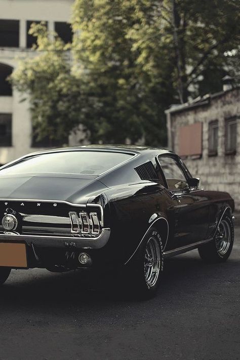 Vintage car aesthetics. Siyah Mustang, Old Mustang, 67 Ford Mustang, Mobil Mustang, Luxe Auto's, Aventador Lamborghini, Vintage Auto's, مرسيدس بنز, Ford Mustang Fastback