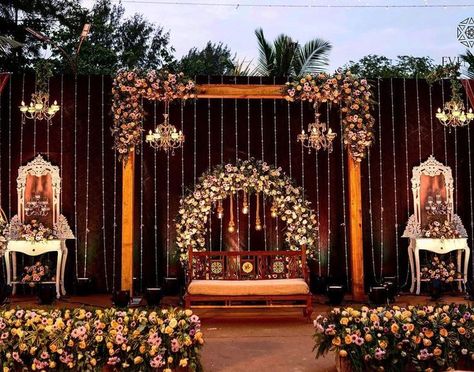 Outdoor Night Wedding, Indian Wedding Stage, Indian Wedding Decorations Receptions, Night Wedding Reception, Engagement Stage Decoration, Reception Stage Decor, Wedding Stage Backdrop, Wedding Stage Decor, Reception Backdrop