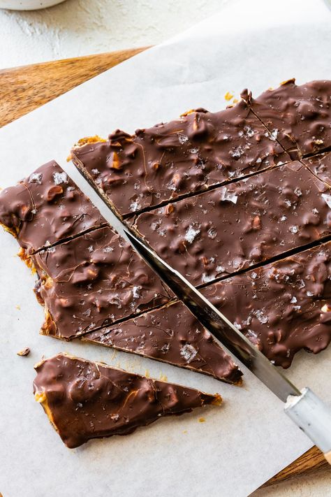 Date Bark Eating Bird Food, Date Bark Recipe, Date Snickers Bars, Date Bark, Dates With Peanut Butter, Date Peanut Butter, Peanut Butter Chocolate Bark, Peanut Butter Bark, Chocolate Bark Recipe