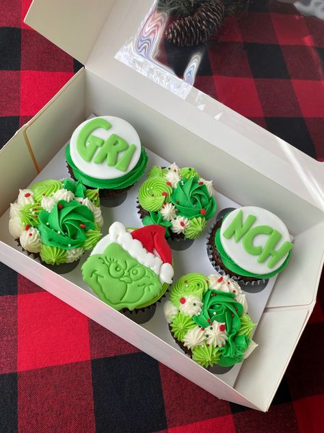 These are my absolute favorite cupcakes to sell. This is the second christmas in a row that I have had a Grinch cupcake sale for the holiday and they are always a huge hit 😊 and … just happens to be my fav christmas movie! Christmas Grinch Cupcakes, Cindy Lou Who Cupcakes, Christmas Cupcakes Grinch, Holiday Cupcakes Christmas Flavors, Pretty Christmas Cupcakes, Buddy The Elf Cupcakes, Grinch Christmas Cupcakes, Grinch Themed Cupcakes, Whoville Cupcakes