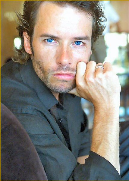 Guy Pearce. Piercing eyes. Sharp bad boy pretty stud image. I mean hes the guy you dream of marrying. (or at least getting killed by). Guy Pierce, La Confidential, Guy Pearce, British Men, Famous Faces, Cultura Pop, Good Looking Men, Celebrities Male, Celebrity Crush