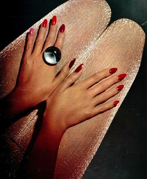 60s Nails, Maglia Fair Isle, 70s Mode, Wife Nails, Glitter Tights, Patrick Nagel, 70s Glam, Glam Aesthetic, Disco Glam