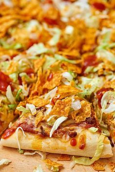 Taco Pizza. That’s right! A homemade pizza dough topped with all your favorite taco toppings…complete with beans, seasoned ground beef, two types of cheese, shredded lettuce and taco styled doritos! What could be better than pizza topped with doritos?! showmetheyummy.com #taco #pizza #tacopizza #pizzadough #homemade #easyrecipe Homemade Taco Pizza, Taco Pockets, Easy Taco Pizza, Perfect Homemade Pizza, Taco Pizza Recipes, Homemade Pizza Dough Easy, Pizza Calzone, Taco Toppings, Pizza Roll