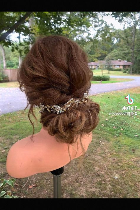 That boho hair idea could be totally perfect for brides. I’m all about this style for boho wedding inspo. Keep that to your boho inspo Wedding Cowboy Hat, Beautiful Wedding Hair, Boho Inspo, Boho Hair, Hair Idea, Wedding Look, Elegant Updo, Hair Collection, Boho Hairstyles