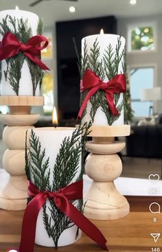 Simple Candle Centerpieces, Candle Pillars, Simple Candle, Christmas Candle Decorations, Christmas Centerpieces Diy, Xmas Deco, Christmas Themes Decorations, Christmas Table Settings, Christmas Centerpieces