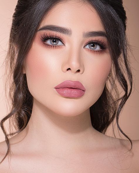 Soft glam by @makeupbylara from @maison.samer.khouzami  #samerkhouzami #samerkhouzamicosmetics #maisonsamerkhouzami… Lebanese Makeup, Samer Khouzami, Ballerina Makeup, Beautiful Bridal Makeup, Arabic Makeup, Good Skin Tips, Arab Beauty, Glamorous Makeup, Top Makeup Products