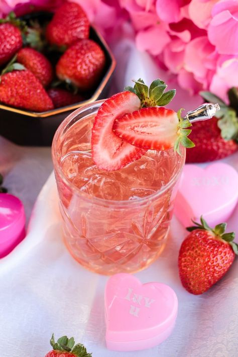 Strawberries and Chill Valentine's Cocktail Valentines Cocktails Drink Recipes, Galentines Cocktails, Valentine Drinks, Valentine Cocktails, Girly Drinks, Day Cocktails, Strawberry Cocktails, Cheesecake Mix, Strawberry Mojito