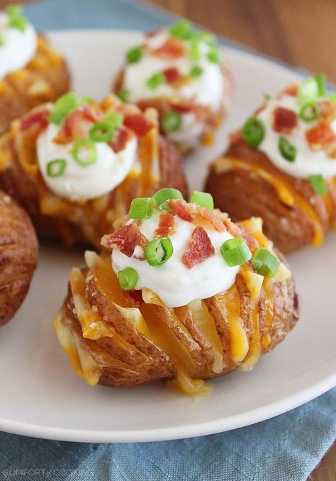 Crispy Loaded Hasselback Potato Bites Superbowl Party Appetizers, Best Holiday Appetizers, Christmas Appetizers Easy, Holiday Appetizers Recipes, Bowl Party Food, Christmas Recipes Appetizers, Potato Bites, Superbowl Party Food, Super Bowl Party