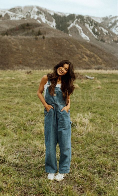 Farm Outfit Aesthetic Summer, Senior Photos Overalls, Senior Pictures Outfits Overalls, Senior Picture Overalls, Cute Photographer Outfits, Overalls Outfit Senior Pictures, Senior Picture Ideas Overalls, Overalls Outfit Photoshoot, Senior Picture Casual Outfits