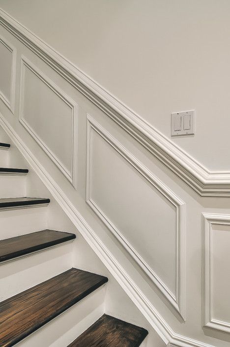 Dröm Hus Planer, Stair Paneling, درج السلم, Wainscoting Styles, Staircase Remodel, Staircase Makeover, Staircase Decor, Hallway Designs, 아파트 인테리어