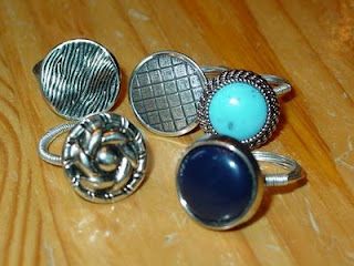 Definitely gonna try this!!! =) Holy Craft: Vintage button ring tutorial Diy Button Crafts, Diy Ring, Ring Tutorial, Diy Buttons, Button Rings, Storage Units, Craft Stuff, Button Ring, Diy Rings