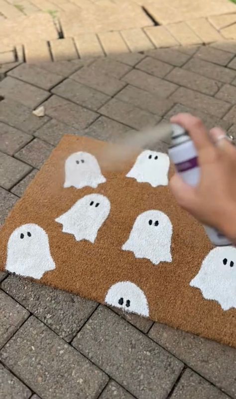 Diy Ghost Doormat, Diy Porch Mat, Halloween Door Mat Party, Painting Door Mats Diy Halloween, Door Mat Ideas Diy Rugs, Fall Doormat Ideas Diy, Fall Mats Diy, Halloween Door Mat Diy Easy, Make Your Own Door Mat