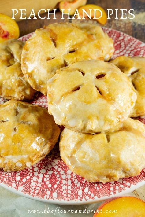 Fried Peach Pies, Peach Hand Pies, Mini Peach Pies, Peach Pies, Fresh Peach Recipes, Hand Pies Savory, Peach Pie Recipes, Peach Pie Filling, Hand Pie Recipes