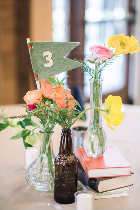 pennet table numbers @weddingchicks Camping Theme Wedding, Moonrise Kingdom Wedding, Whimsical Outdoor Wedding, Vintage Wedding Cake Table, Wedding Table Layouts, Ideas For Camping, Vintage Wedding Centerpieces, Nostalgic Wedding, Summer Camp Wedding