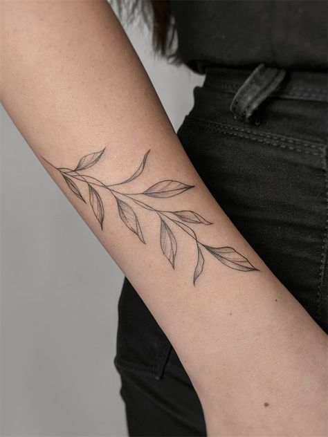 30 Minimalist Leaf Tattoos Ideas for Women that Celebrate the Fall - Flymeso Blog Arm Tattoo Leaves, Blatt Tattoos, Tattoos Ideas For Women, 42 Tattoo, Autumn Tattoo, Famous Tattoos, Skeleton Hand Tattoo, Back Of Shoulder Tattoo, Incredible Tattoos