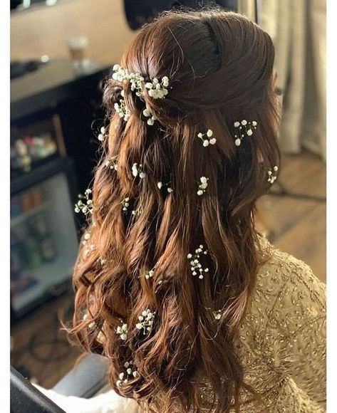 Why Flowers In Open Hair Are The Best Way To Add A Touch Of Glam In Your Mehendi Hairstyle! Haldi Hairstyle, Reception Hairstyles, Mehndi Hairstyles, Engagement Hairstyles, Indian Wedding Hairstyles, Flowers In Her Hair, Open Hairstyles, Long Hair Wedding Styles, Indian Bridal Hairstyles