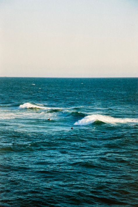 surfers in the ocean Beach 35mm Film, Professional Film Photography, Kodak 35mm Photos, Beach On Film Aesthetic, Water Film Photography, Film Wallpaper Photography, Vintage Film Photography Wallpaper, 35 Mm Film Aesthetic, Kodak Pictures Aesthetic