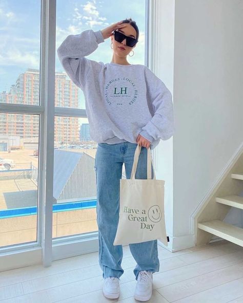 f4a4da9aa7eadfd23c7bdb7cf57b3112desc51544161ri Archer Pants, Cloth Tote Bags, Tote Bag Outfit, Everyday Tote Bag, Bag Aesthetic, Wardrobe Tips, Outfits Chic, Swimming Bag, Nice Style